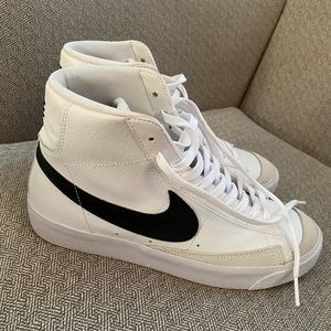NIKE BIG KIDS BLAZER MID 77 SIZE 7